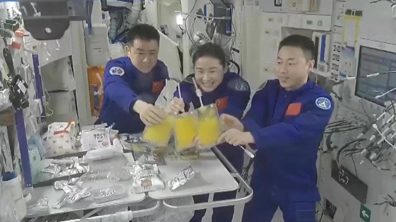 L équipage de la Station spatiale chinoise célèbre la Fête de la mi