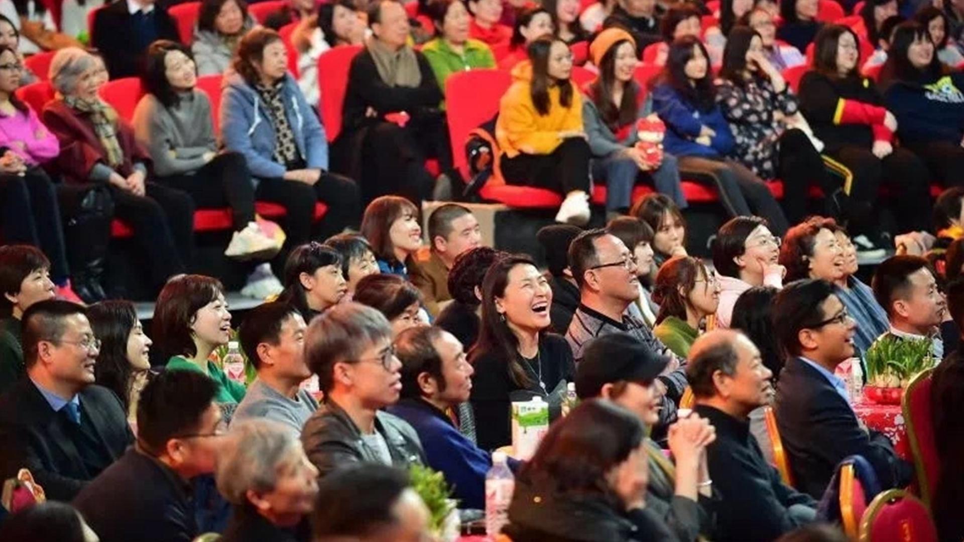 Праздник весны китай гала концерт. Концерт в Китае. Китайский концерт. Китайский новый год Гала концерт. Китайцы на концерте.