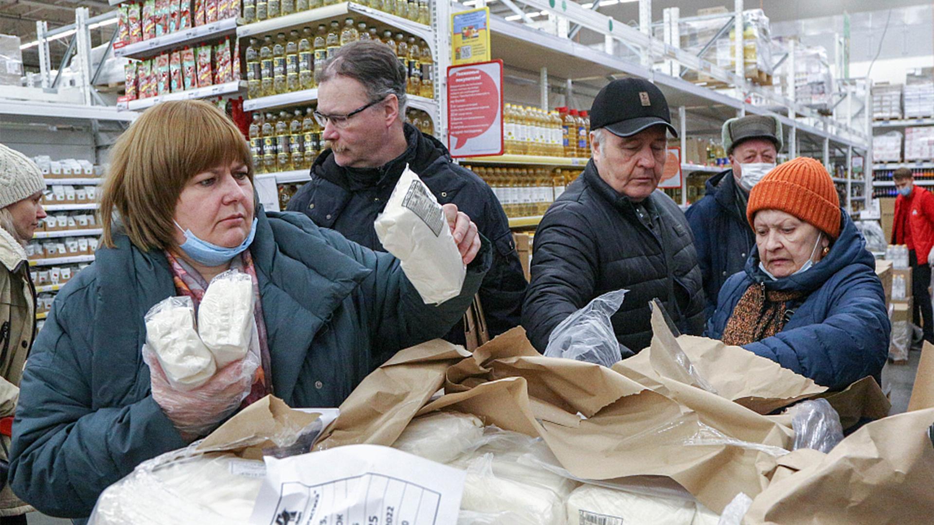 Зачем скупают. Пенсионеры в магазине. Бабки скупают сахар. Магазин сахар пенсионер. Ажиотажный спрос.