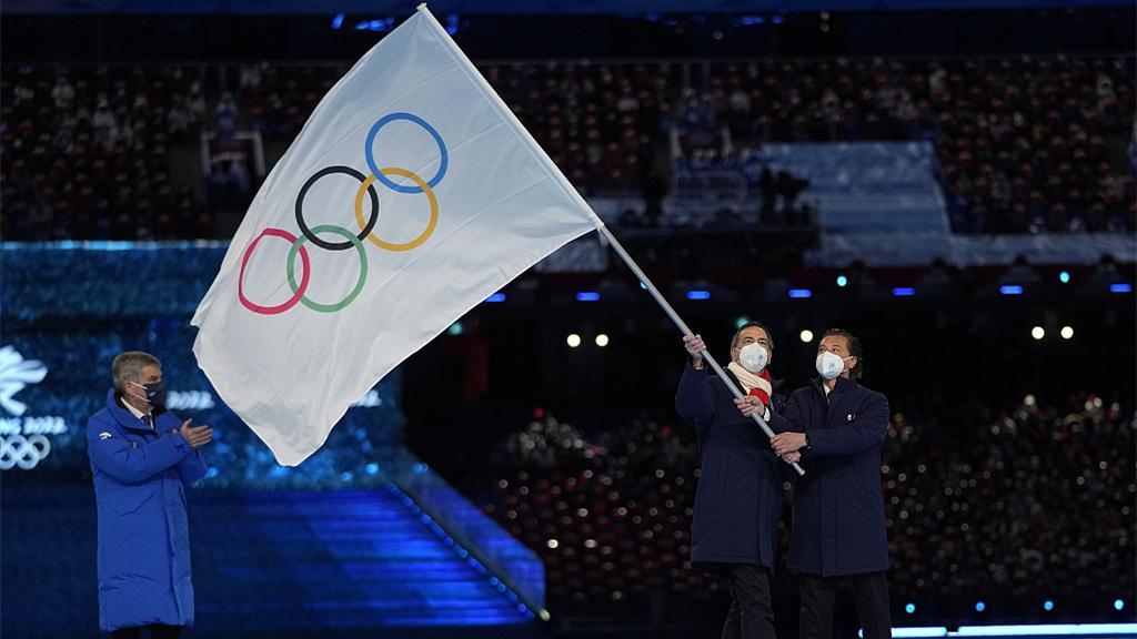 Le drapeau olympique remis aux villes de Milan et Cortina - CGTN
