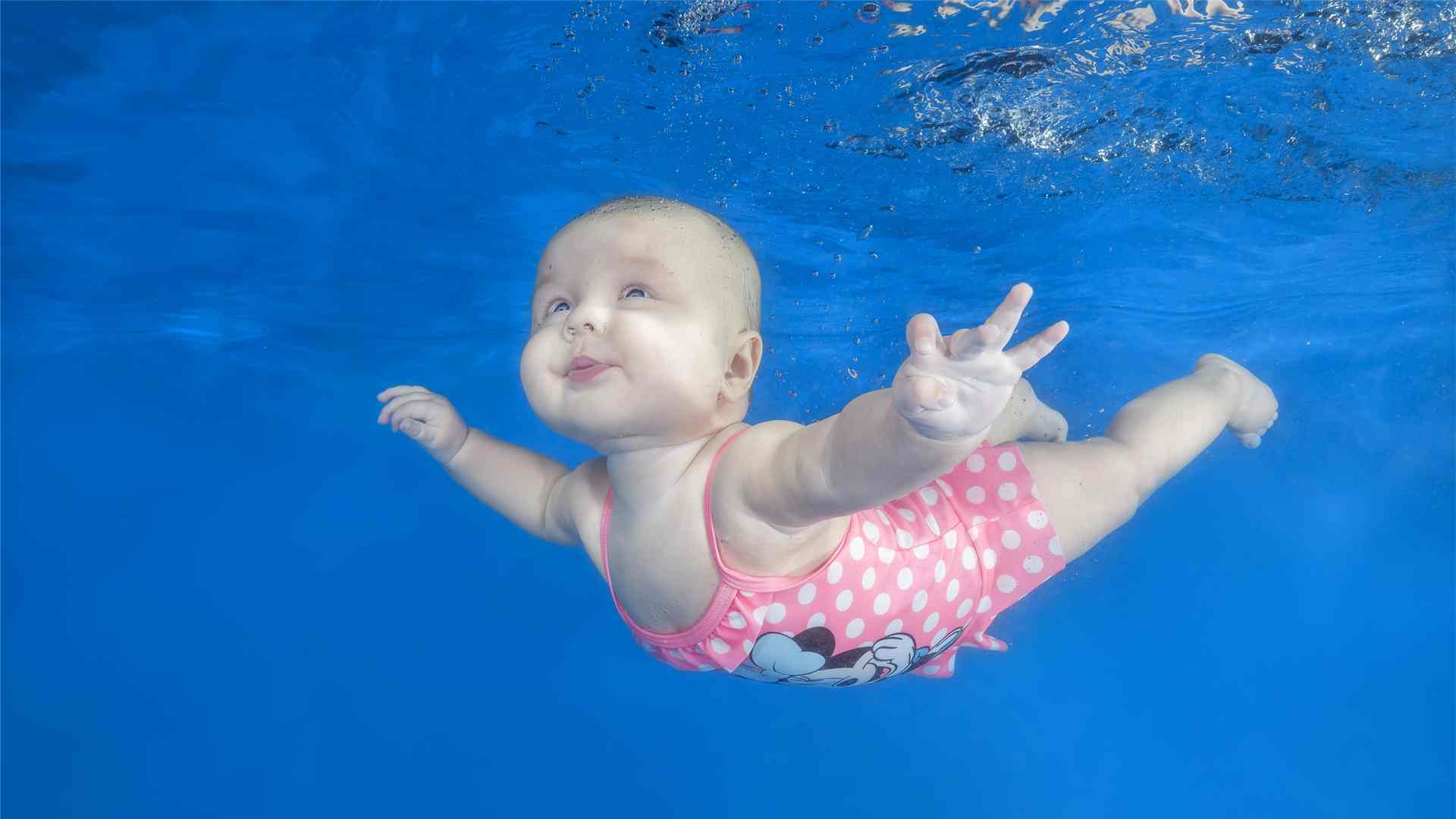 Adorables Bebes Photographies Sous L Eau Cgtn